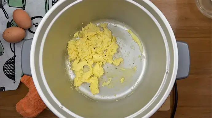 Cooking scrambled eggs in a rice cooker